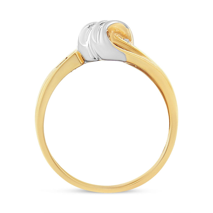 Anillo bypass con detalle de diamante redondo y talla baguette de 1 ct. p.t. en oro amarillo y blanco de 10K, foto 5
