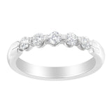 Anillo de banda de 5 piedras con diamantes de 1/2 ct. p.t. en oro blanco de 14K, color H-I, claridad SI2-I1
