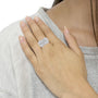 Anillo de banda cruzado con engaste de canal y diamantes redondos y baguette alternados de 1 ct. p.t. en plata de ley, foto 3
