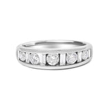 Anillo de banda de canal con diamantes redondos y baguette alternados de 1 ct. p.t. en oro blanco de 14K