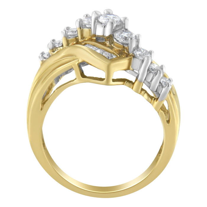 Anillo bypass en forma de S con diamantes baguette y redondos alternados de 1 ct. p.t. en oro de dos tonos de 10K, foto 4