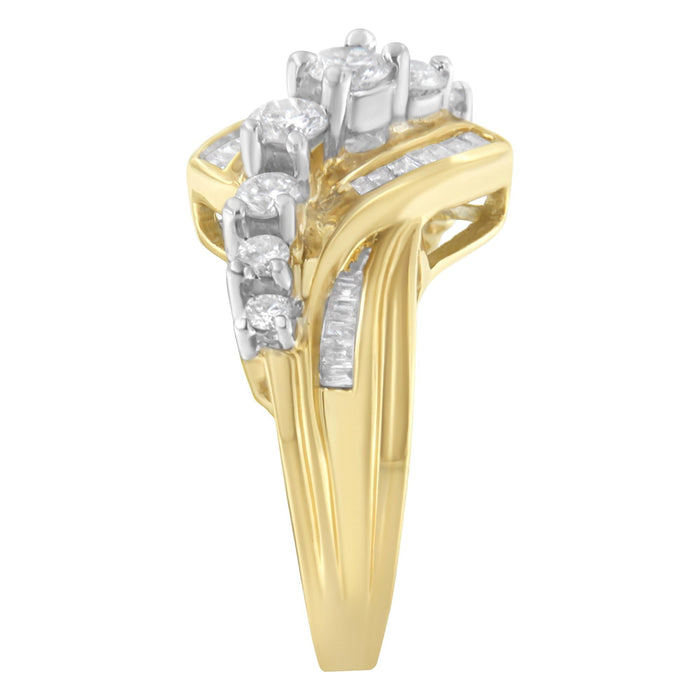 Anillo bypass en forma de S con diamantes baguette y redondos alternados de 1 ct. p.t. en oro de dos tonos de 10K, foto 6