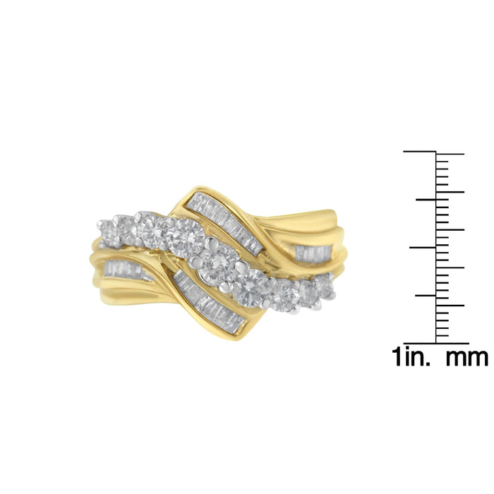 Anillo bypass en forma de S con diamantes baguette y redondos alternados de 1 ct. p.t. en oro de dos tonos de 10K, foto 7