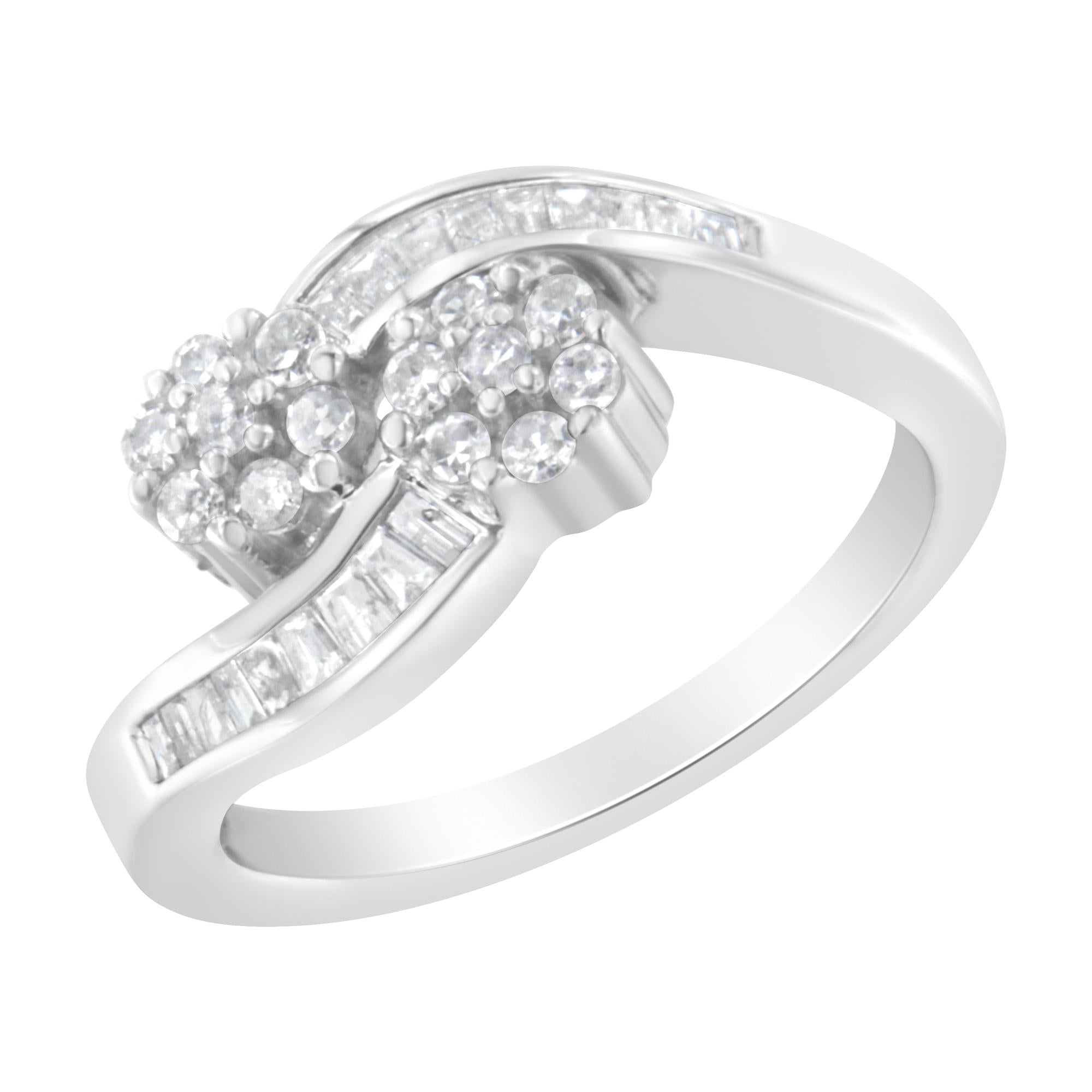 Anillo bypass con diamantes redondos y baguette de 1/2 ct. p.t. en oro blanco de 14K, color H-I, claridad I1-I2, foto 1