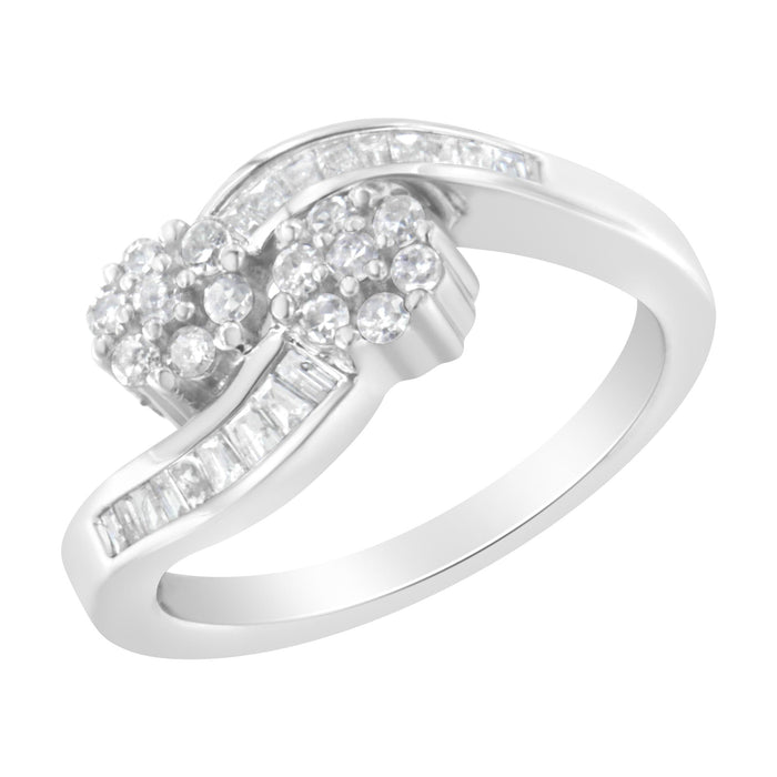 Anillo bypass con diamantes redondos y baguette de 1/2 ct. p.t. en oro blanco de 14K, color H-I, claridad I1-I2, foto 1