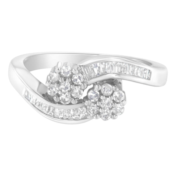 Anillo bypass con diamantes redondos y baguette de 1/2 ct. p.t. en oro blanco de 14K, color H-I, claridad I1-I2, foto 2