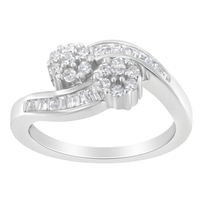 Anillo bypass con diamantes redondos y baguette de 1/2 ct. p.t. en oro blanco de 14K, color H-I, claridad I1-I2, foto 3