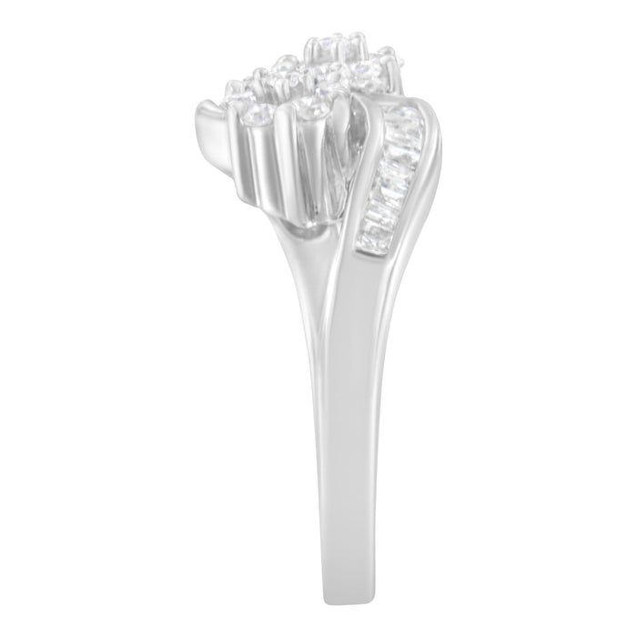 Anillo bypass con diamantes redondos y baguette de 1/2 ct. p.t. en oro blanco de 14K, color H-I, claridad I1-I2, foto 4