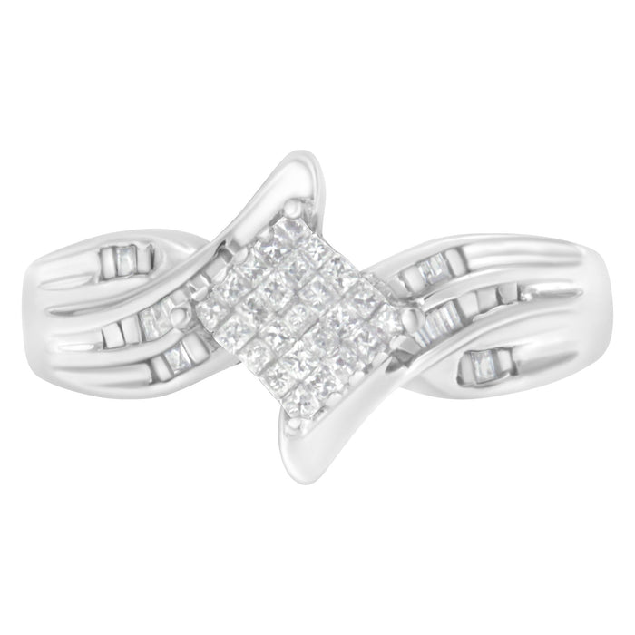 Anillo de cóctel estilo cruzado con diamantes talla princesa y baguette de 1/3 ct. p.t. en oro blanco de 10K, foto 4