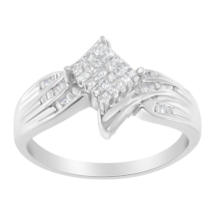 Anillo de cóctel estilo cruzado con diamantes talla princesa y baguette de 1/3 ct. p.t. en oro blanco de 10K, foto 1