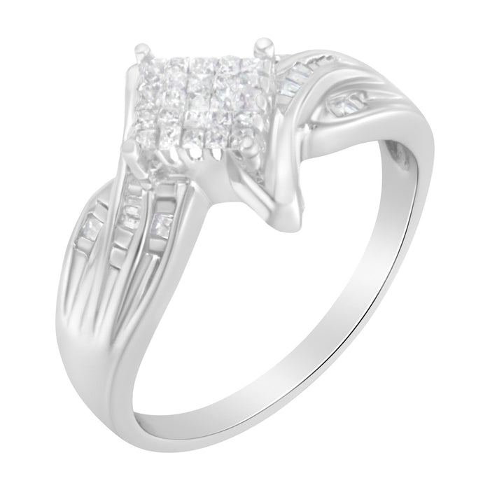 Anillo de cóctel estilo cruzado con diamantes talla princesa y baguette de 1/3 ct. p.t. en oro blanco de 10K, foto 2