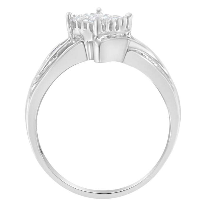 Anillo de cóctel estilo cruzado con diamantes talla princesa y baguette de 1/3 ct. p.t. en oro blanco de 10K, foto 5