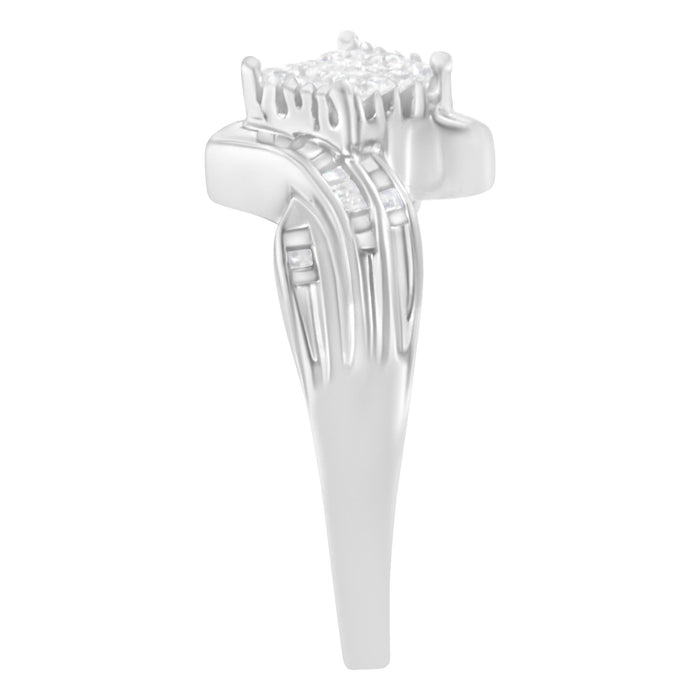 Anillo de cóctel estilo cruzado con diamantes talla princesa y baguette de 1/3 ct. p.t. en oro blanco de 10K, foto 6