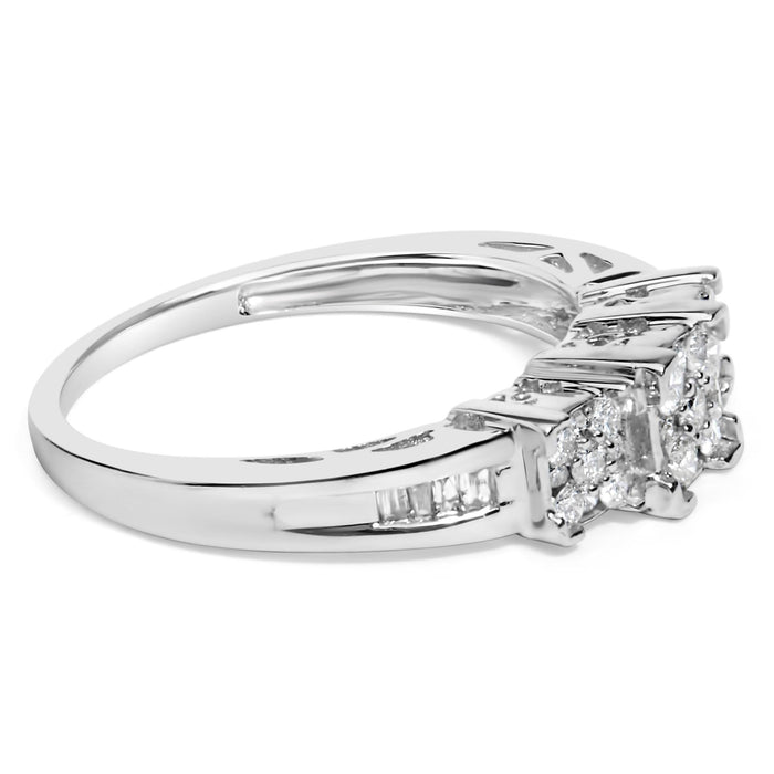 Anillo de compromiso con diamantes de 1/2 ct. p.t., diseño de 3 piedras con 3 racimos cuadrados en oro blanco de 10K, foto 2