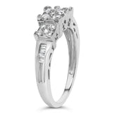 Anillo de compromiso con diamantes de 1/2 ct. p.t., diseño de 3 piedras con 3 racimos cuadrados en oro blanco de 10K