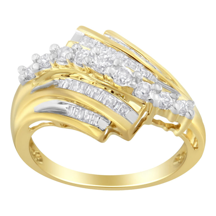 Anillo con diamantes redondos y baguette de 1/2 ct. p.t. en oro amarillo de 10K, foto 2