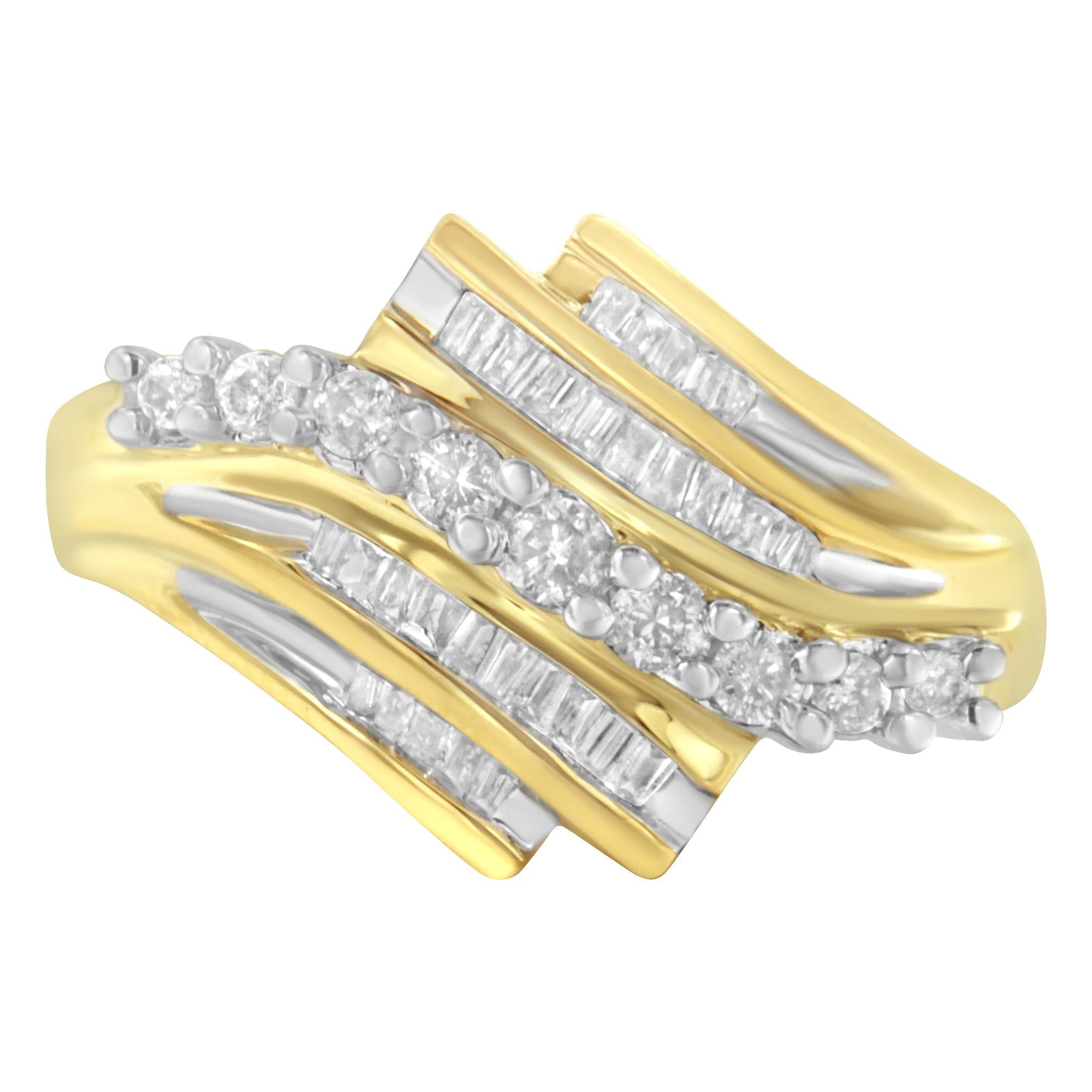Anillo con diamantes redondos y baguette de 1/2 ct. p.t. en oro amarillo de 10K, foto 1