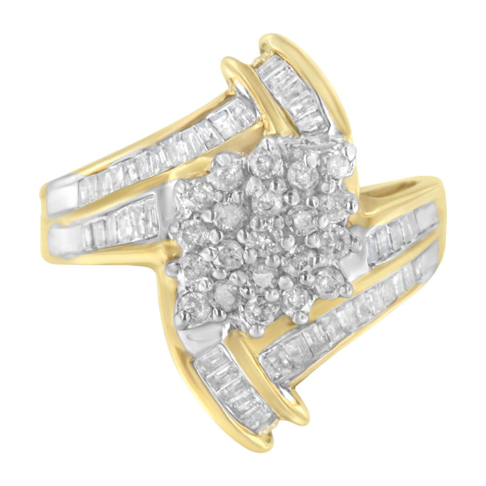 Anillo bypass de racimo con diamantes redondos y baguette de 1 ct. p.t. en oro amarillo de 10K, color I-J, claridad I1-I2, foto 1