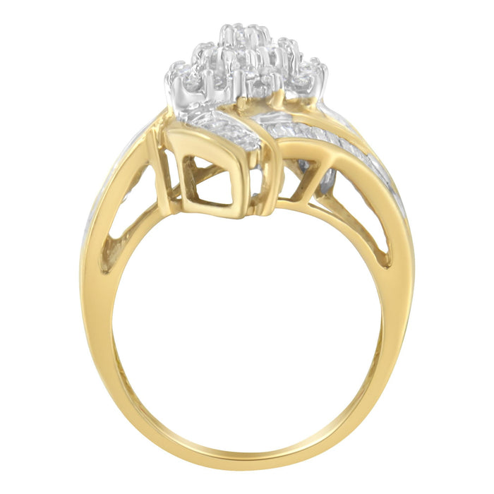 Anillo bypass de racimo con diamantes redondos y baguette de 1 ct. p.t. en oro amarillo de 10K, color I-J, claridad I1-I2, foto 2
