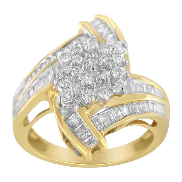 Anillo bypass de racimo con diamantes redondos y baguette de 1 ct. p.t. en oro amarillo de 10K, color I-J, claridad I1-I2, foto 4