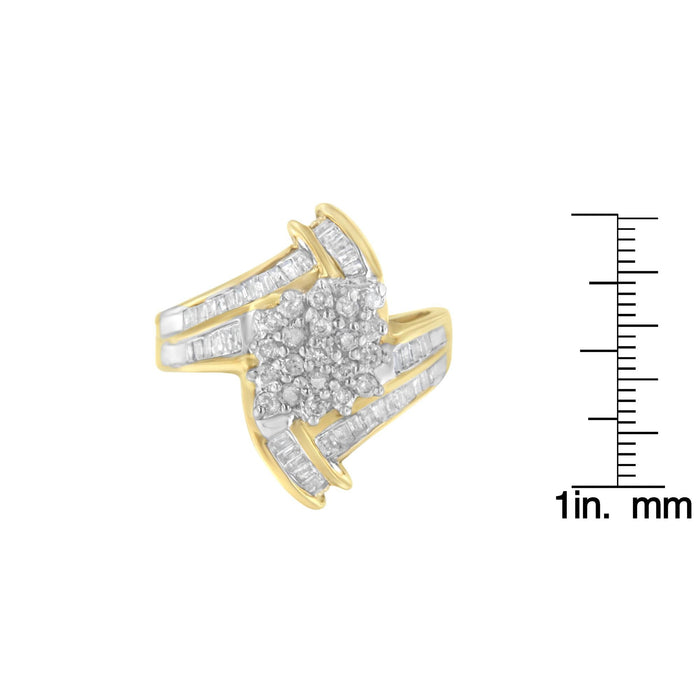 Anillo bypass de racimo con diamantes redondos y baguette de 1 ct. p.t. en oro amarillo de 10K, color I-J, claridad I1-I2, foto 7