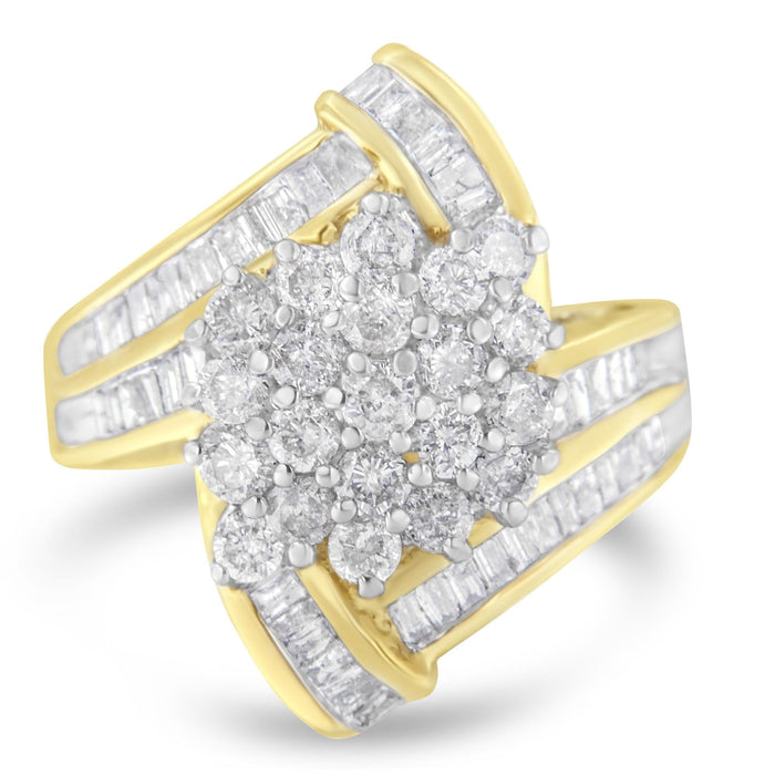 Anillo de racimo cruzado con diamantes redondos y baguette de 3 ct. p.t. en oro amarillo de 10K, color I-J, claridad I1-I2, foto 1