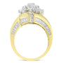 Anillo de racimo cruzado con diamantes redondos y baguette de 3 ct. p.t. en oro amarillo de 10K, color I-J, claridad I1-I2, foto 2
