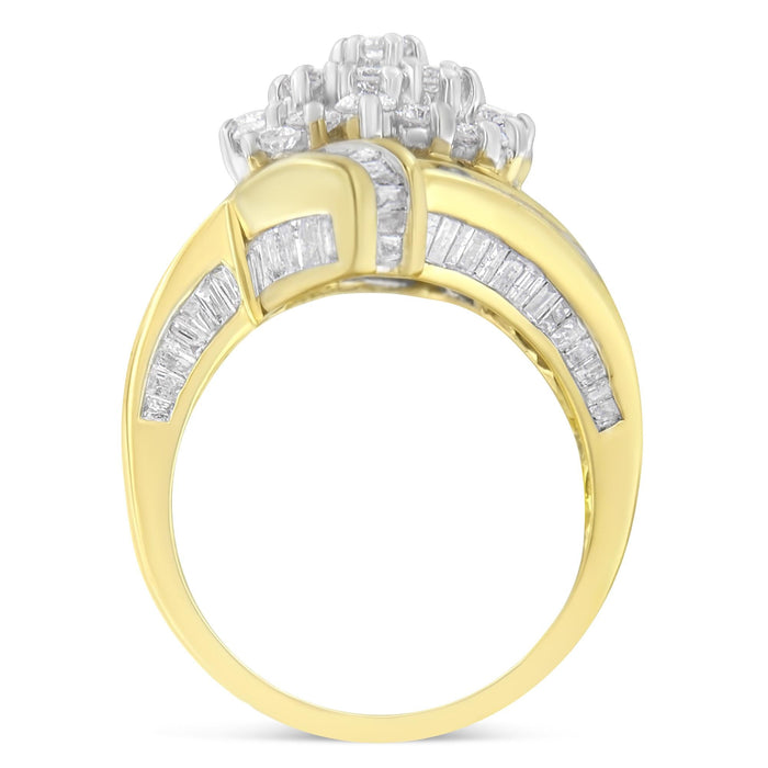 Anillo de racimo cruzado con diamantes redondos y baguette de 3 ct. p.t. en oro amarillo de 10K, color I-J, claridad I1-I2, foto 2