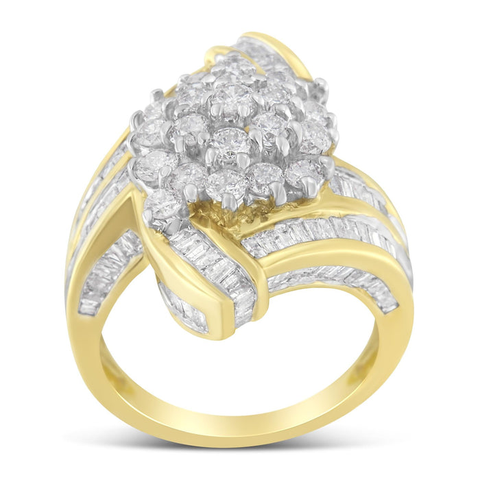 Anillo de racimo cruzado con diamantes redondos y baguette de 3 ct. p.t. en oro amarillo de 10K, color I-J, claridad I1-I2, foto 4