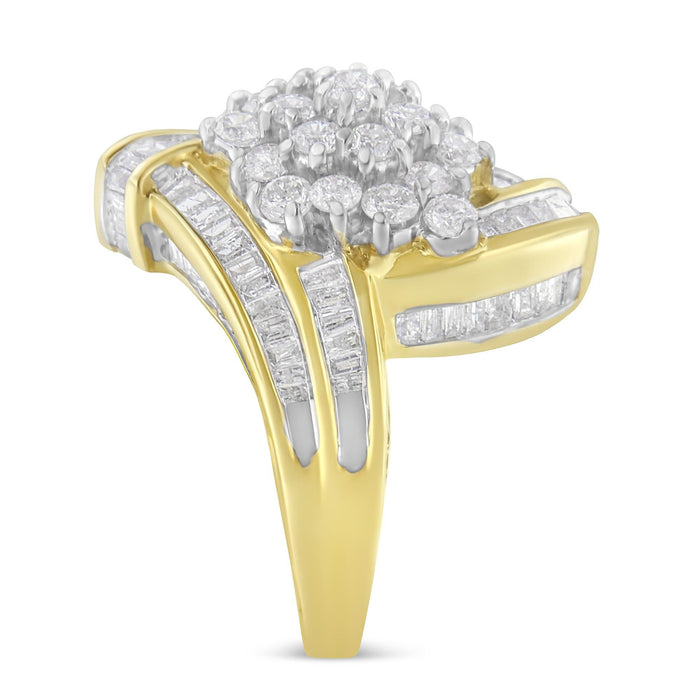 Anillo de racimo cruzado con diamantes redondos y baguette de 3 ct. p.t. en oro amarillo de 10K, color I-J, claridad I1-I2, foto 6