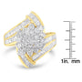 Anillo de racimo cruzado con diamantes redondos y baguette de 3 ct. p.t. en oro amarillo de 10K, color I-J, claridad I1-I2, foto 7