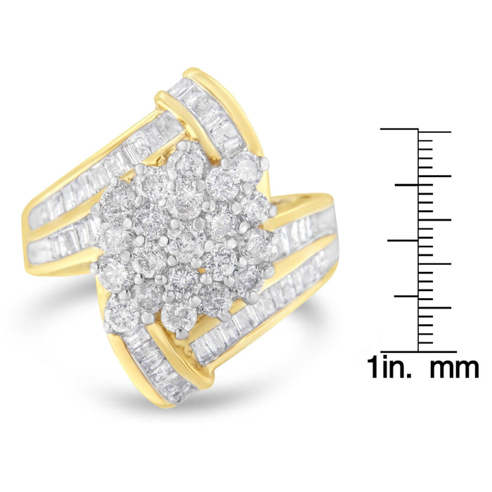 Anillo de racimo cruzado con diamantes redondos y baguette de 3 ct. p.t. en oro amarillo de 10K, color I-J, claridad I1-I2, foto 7