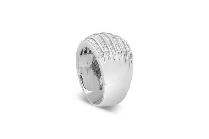 Anillo de cóctel abovedado de 6 hileras con engaste de canal y diamantes baguette de 1 ct. p.t. en plata de ley, foto 5
