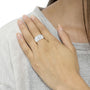 Anillo de cóctel abovedado de 6 hileras con engaste de canal y diamantes baguette de 1 ct. p.t. en plata de ley, foto 3