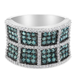 Anillo de cóctel con diamantes blancos y azules tratados de 1 1/2 ct. p.t. en oro blanco de 14K