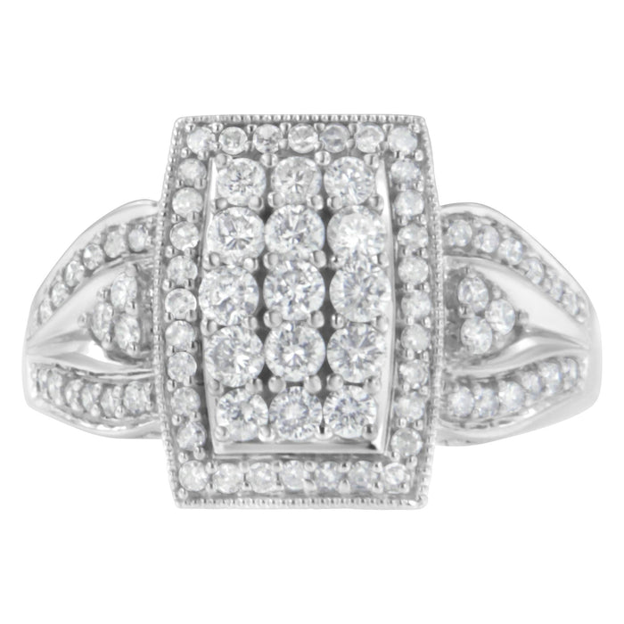 Anillo de cóctel de racimo cojín con halo y banda acampanada con diamantes de 1 ct. p.t. en oro blanco de 10K, foto 1