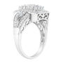 Anillo de cóctel de racimo cojín con halo y banda acampanada con diamantes de 1 ct. p.t. en oro blanco de 10K, foto 5