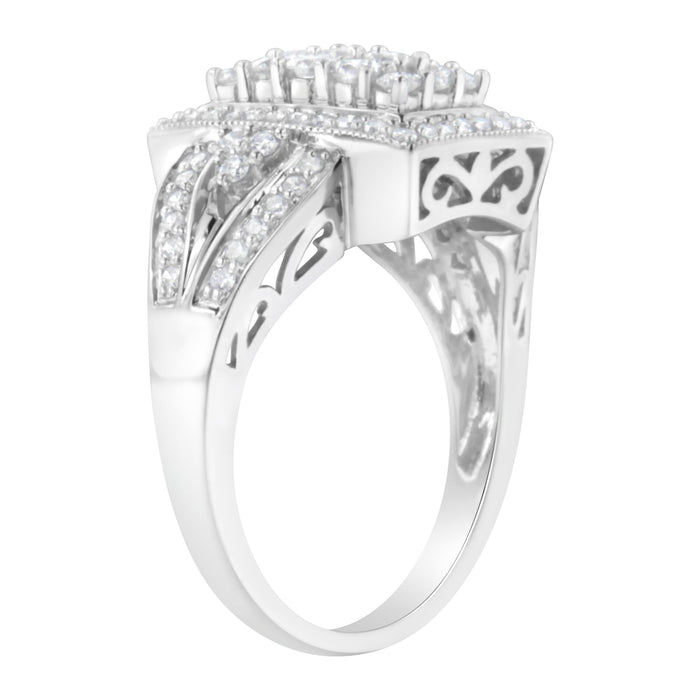 Anillo de cóctel de racimo cojín con halo y banda acampanada con diamantes de 1 ct. p.t. en oro blanco de 10K, foto 5