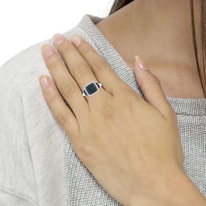 Anillo de cóctel de halo cuadrado con diamantes blancos y azules de 1/2 ct. p.t. en plata de ley bañada en rodio negro, foto 3