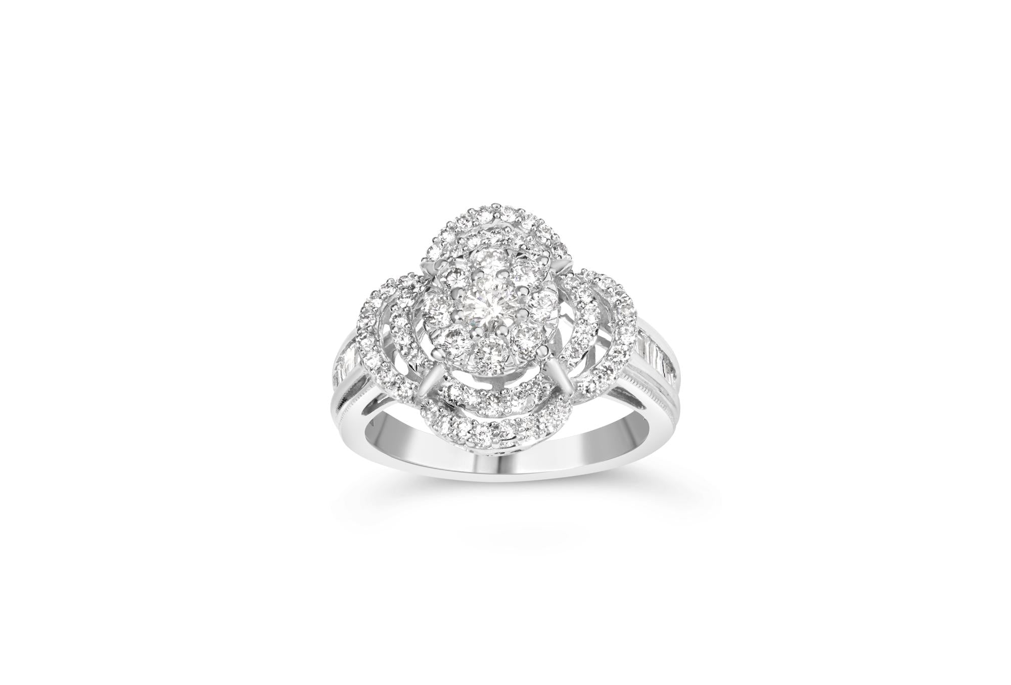 Anillo de cóctel de racimo floral cuadrifolio con diamantes redondos y baguette de 1 ct. p.t. en oro blanco de 14K, color H-I, claridad SI2-I1, foto 1