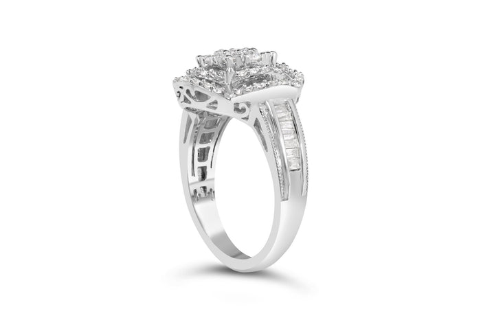 Anillo de cóctel de racimo floral cuadrifolio con diamantes redondos y baguette de 1 ct. p.t. en oro blanco de 14K, color H-I, claridad SI2-I1, foto 3