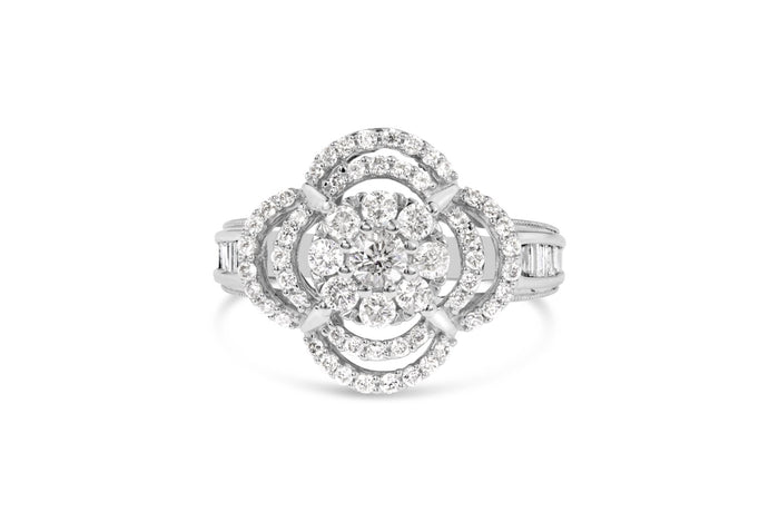 Anillo de cóctel de racimo floral cuadrifolio con diamantes redondos y baguette de 1 ct. p.t. en oro blanco de 14K, color H-I, claridad SI2-I1, foto 4
