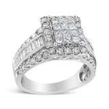 Anillo con cabeza en racimo con halo y piedras laterales con diamantes de 2 ct. p.t. en oro blanco de 14K