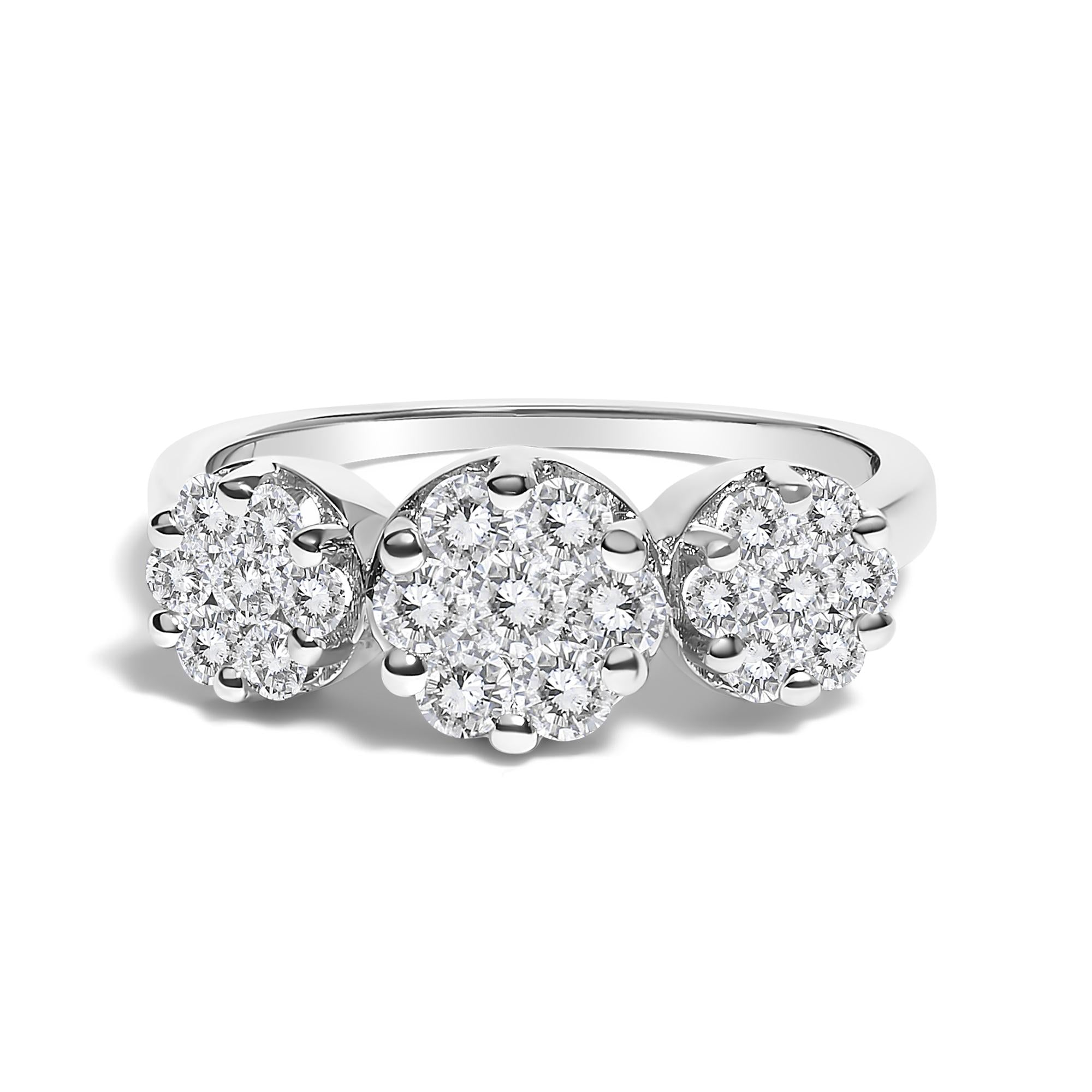 Anillo de tres racimos florales redondos con diamantes talla brillante de 1 1/4 ct. p.t. en oro blanco de 14K, foto 1