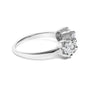Anillo de tres racimos florales redondos con diamantes talla brillante de 1 1/4 ct. p.t. en oro blanco de 14K, foto 2