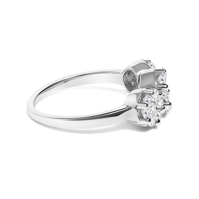 Anillo de tres racimos florales redondos con diamantes talla brillante de 1 1/4 ct. p.t. en oro blanco de 14K, foto 2