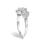 Anillo de tres racimos florales redondos con diamantes talla brillante de 1 1/4 ct. p.t. en oro blanco de 14K, foto 5