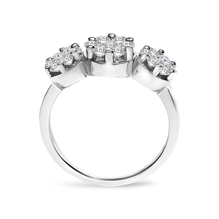 Anillo de tres racimos florales redondos con diamantes talla brillante de 1 1/4 ct. p.t. en oro blanco de 14K, foto 6