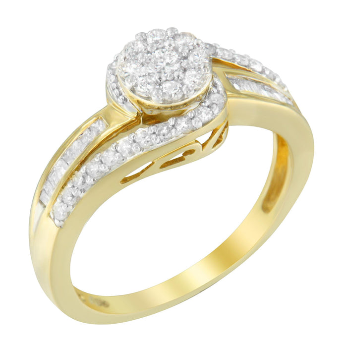 Anillo de racimo con diamantes redondos de 1/2 ct. p.t. y banda de canal y pavé en oro amarillo de 10K, foto 4