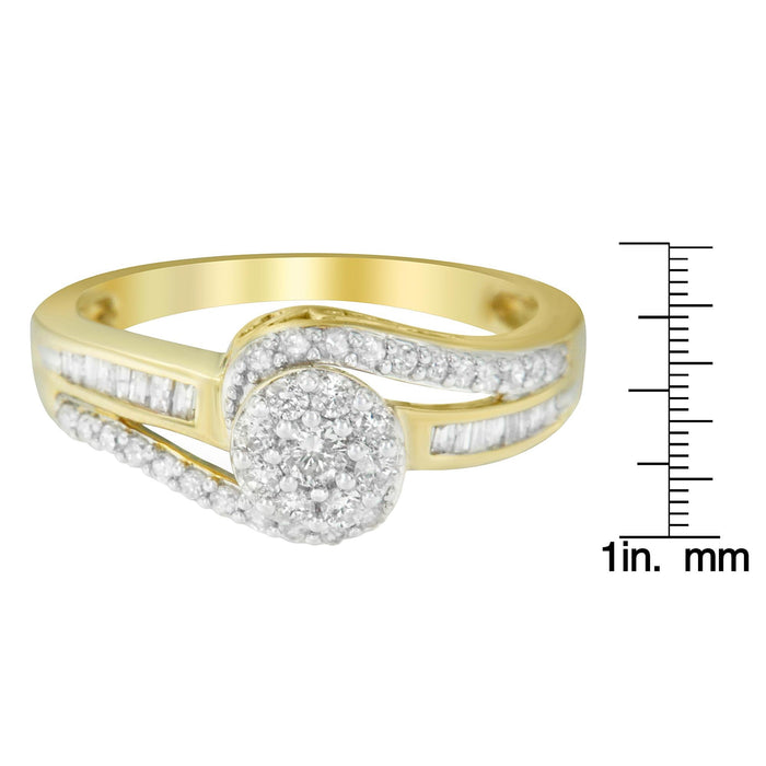Anillo de racimo con diamantes redondos de 1/2 ct. p.t. y banda de canal y pavé en oro amarillo de 10K, foto 6